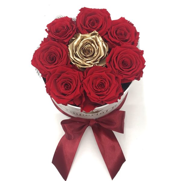 biely-flowerbox-okruhly-tvar-7-cervených-ruží-jedna-zlatá