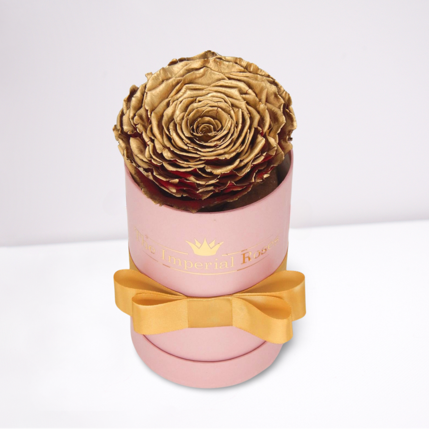trvacna single ruza v boxe zlatej farby so zlatou satenovou stuhou a nalepeným logom the imperial roses
