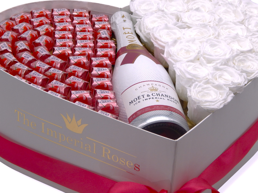 Srdcový box s pralinkami Mon Cheri, šampanským Moët a večnými ružami
