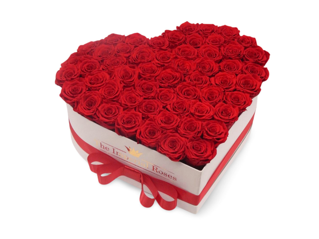 Obrovské biele srdce naplnené 55 červenými večnými ružami obmotané červenou stuhou a s nalepeným logom The Imperial Roses
