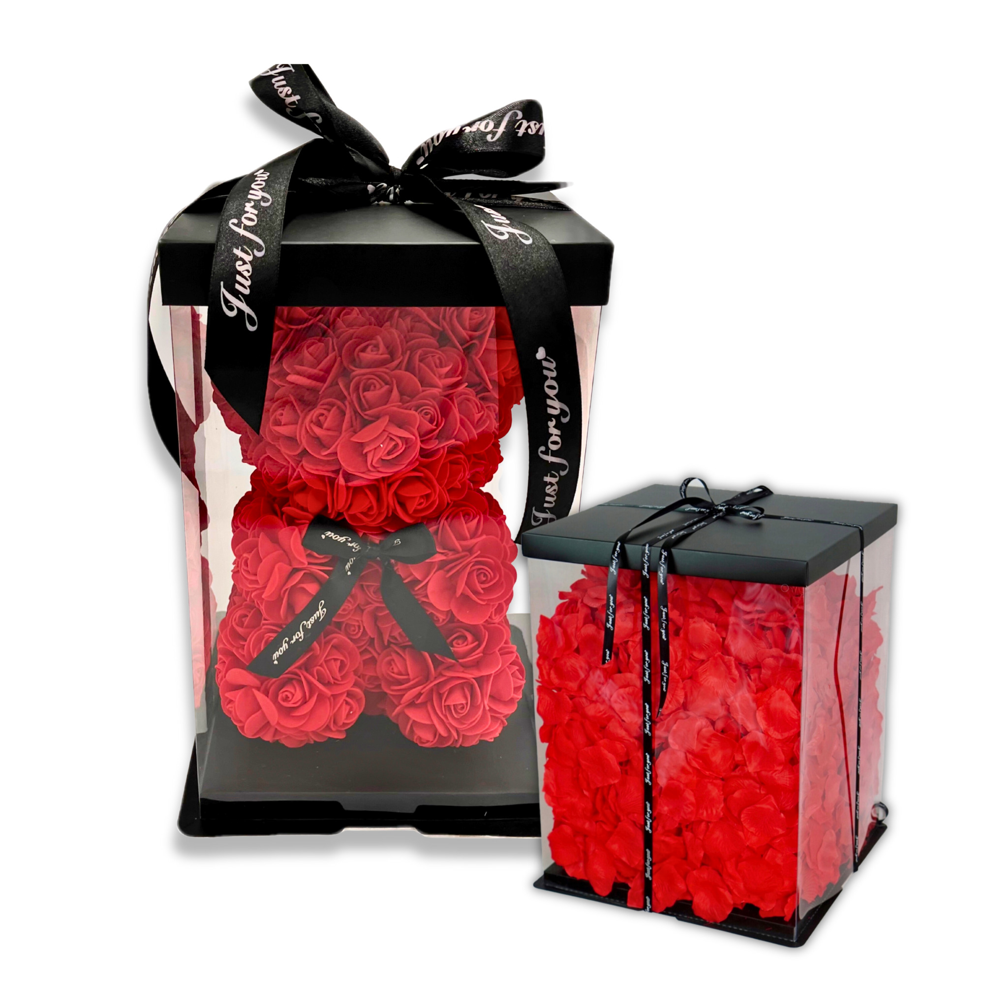 červený macko teddyrose z penových 3d ruží s čiernou stuhou v priesvitnej darčekovej krabici naplnenej stovkami lupeňov živých ruží