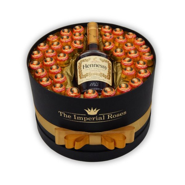 darčekový kôš pre muža čierny okrúhly box s mozzartovými guľami a fľašou koňaku Hennessy obmotaný zlatou stuhou a s nálepkou The Imperial Roses