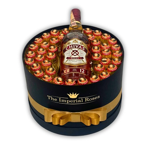 darčekový kôš pre muža čierny okrúhly box s mozzartovými guľami a fľašou whiskey Chivas Regal obmotaný zlatou stuhou a s nálepkou The Imperial Roses